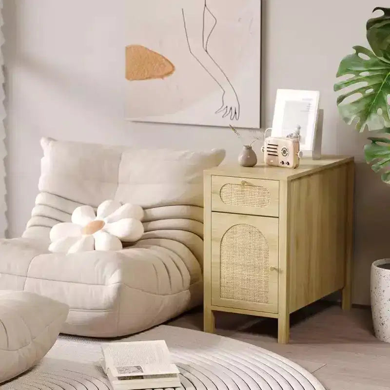 Mesa auxiliar de un cajón y una puerta de MDF color roble con superficie de mimbre y enchufe