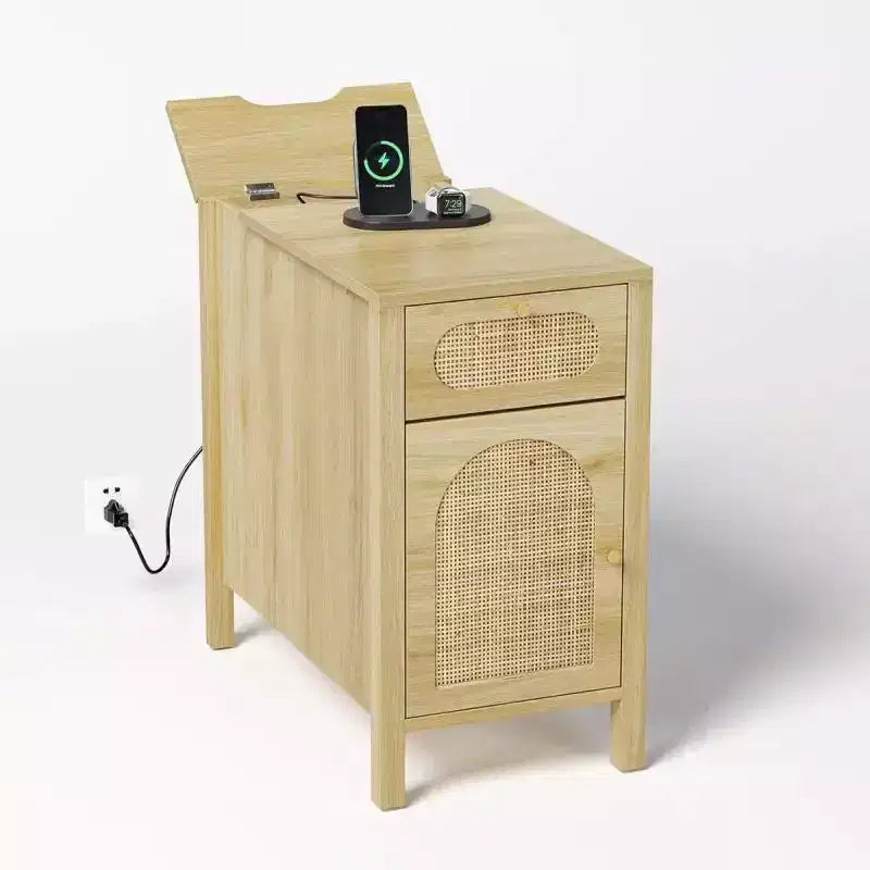 Mesa auxiliar de un cajón y una puerta de MDF color roble con superficie de mimbre y enchufe