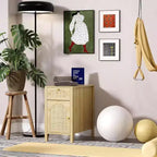 Mesa auxiliar de un cajón y una puerta de MDF color roble con superficie de mimbre y enchufe