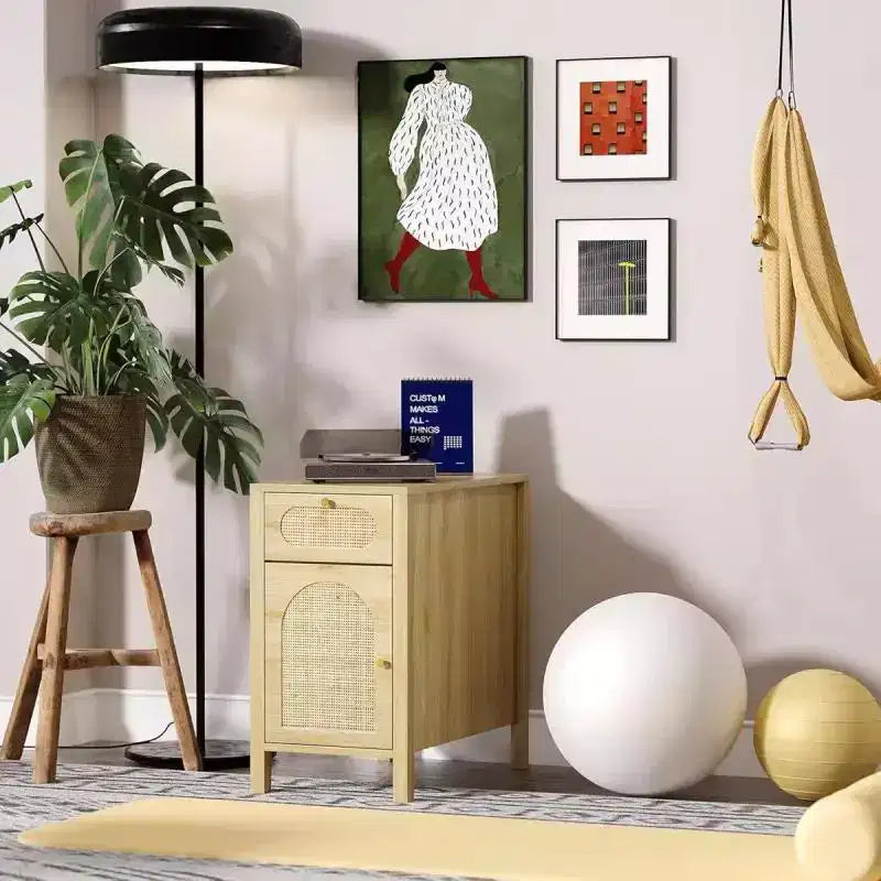 Mesa auxiliar de un cajón y una puerta de MDF color roble con superficie de mimbre y enchufe