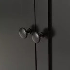 Carro de isla de cocina con tapa de madera maciza y ruedas con bloqueo, gabinete de 4 puertas y dos cajones, especiero, color negro