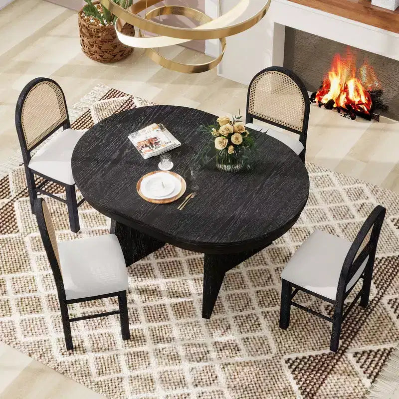 Comedor redondo retro con sillas tapizadas con respaldo de ratán