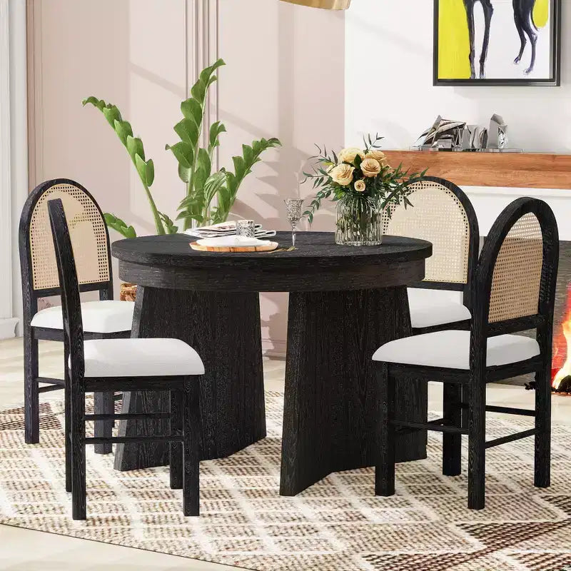 Comedor redondo retro con sillas tapizadas con respaldo de ratán