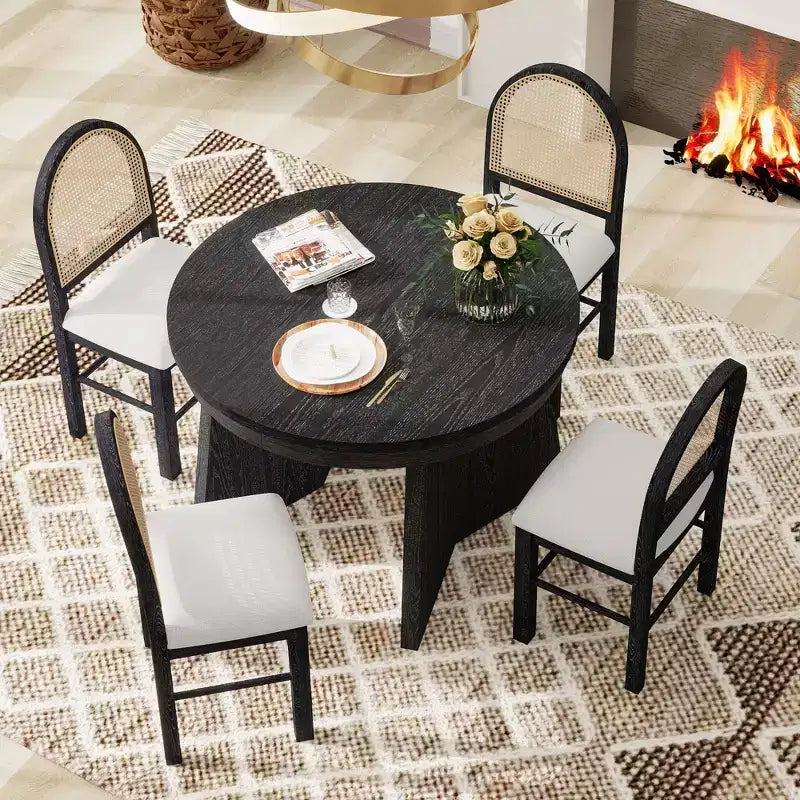 Comedor redondo retro con sillas tapizadas con respaldo de ratán