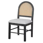 Comedor redondo retro con sillas tapizadas con respaldo de ratán