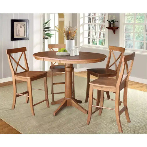 Mesa de comedor extensible redonda Ryan de 36" con 4 taburetes con respaldo en X, roble envejecido: madera maciza, mediados de siglo, base de pedestal