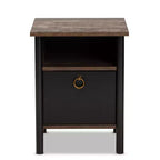 Mesita de noche Vaughan de madera rústica de dos tonos color nogal: almacenamiento cerrado, tirador dorado, muebles de dormitorio