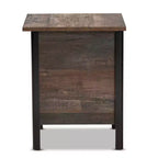 Mesita de noche Vaughan de madera rústica de dos tonos color nogal: almacenamiento cerrado, tirador dorado, muebles de dormitorio