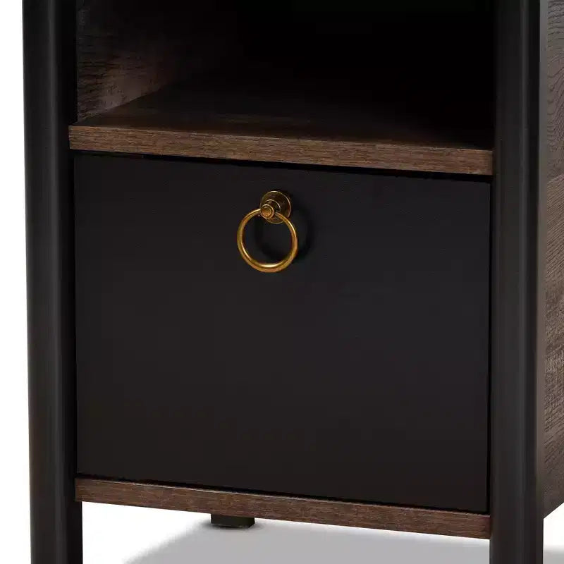 Mesita de noche Vaughan de madera rústica de dos tonos color nogal: almacenamiento cerrado, tirador dorado, muebles de dormitorio