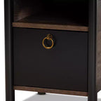 Mesita de noche Vaughan de madera rústica de dos tonos color nogal: almacenamiento cerrado, tirador dorado, muebles de dormitorio