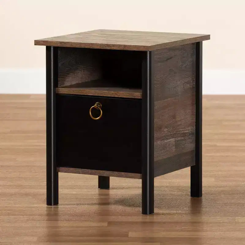 Mesita de noche Vaughan de madera rústica de dos tonos color nogal: almacenamiento cerrado, tirador dorado, muebles de dormitorio