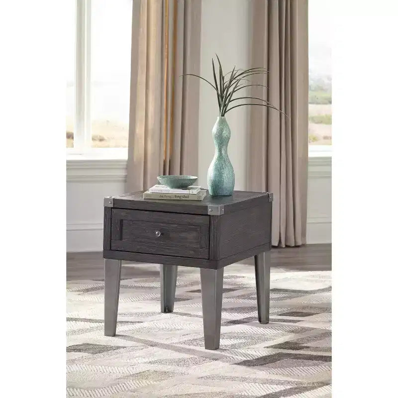 Mesa auxiliar Todoe con puertos USB y tomas de corriente gris oscuro: estilo moderno, cajón de almacenamiento, acabado en madera