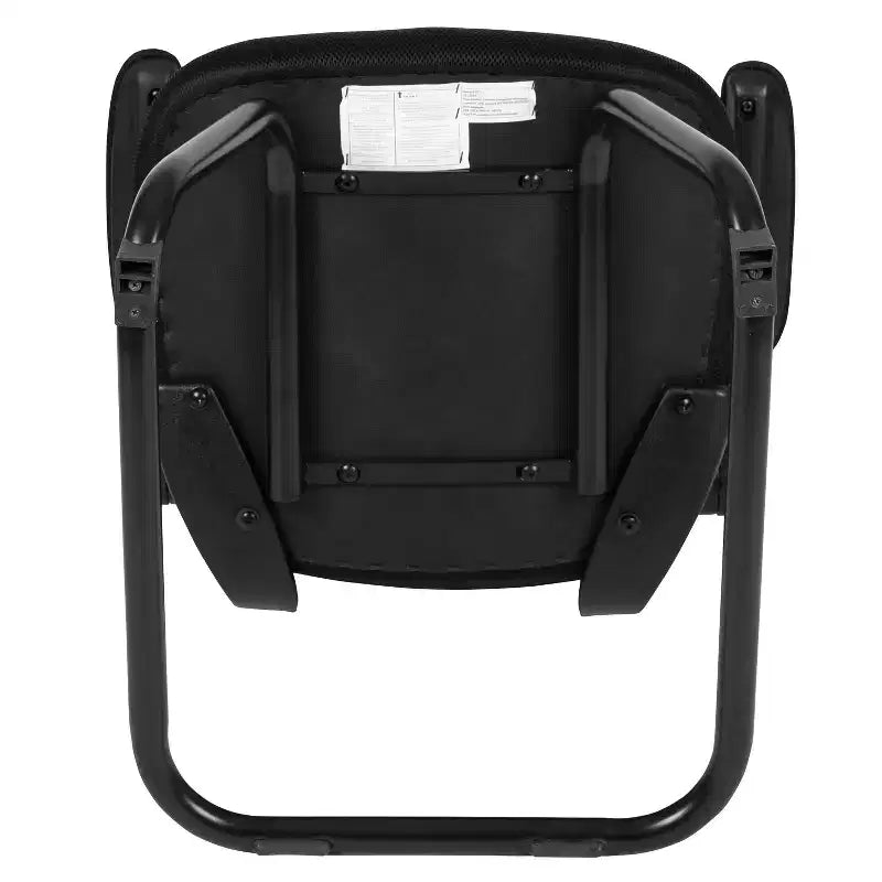 Silla de recepción lateral con base de trineo de malla negra y brazos abatibles