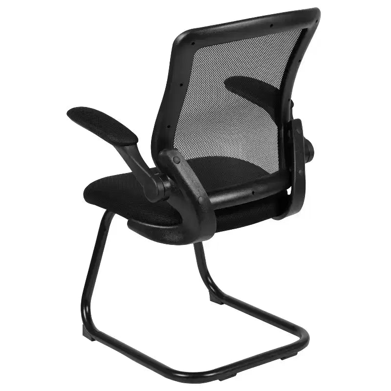 Silla de recepción lateral con base de trineo de malla negra y brazos abatibles