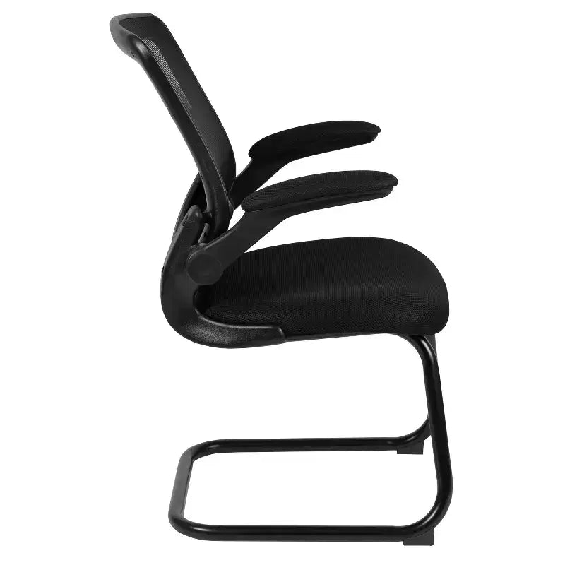 Silla de recepción lateral con base de trineo de malla negra y brazos abatibles