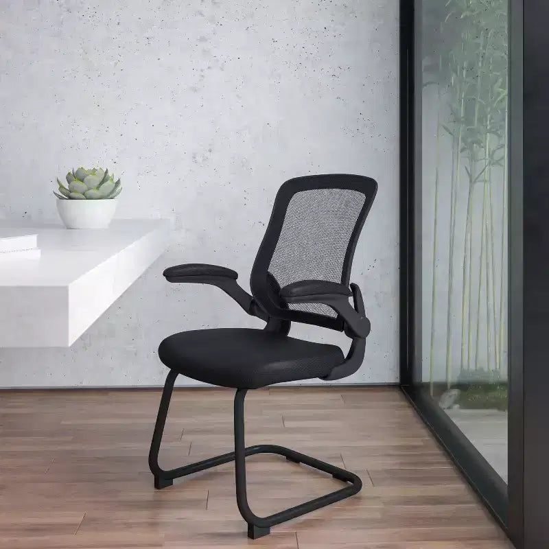 Silla de recepción lateral con base de trineo de malla negra y brazos abatibles