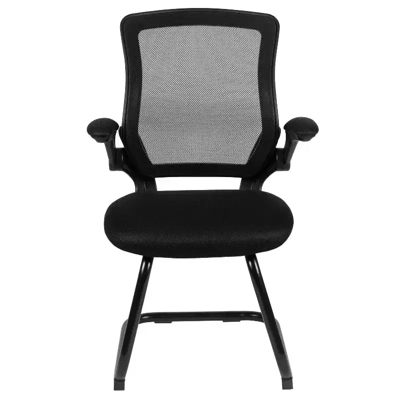 Silla de recepción lateral con base de trineo de malla negra y brazos abatibles