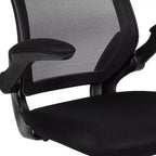 Silla de recepción lateral con base de trineo de malla negra y brazos abatibles