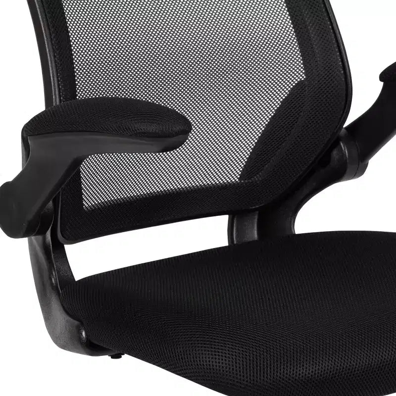 Silla de recepción lateral con base de trineo de malla negra y brazos abatibles