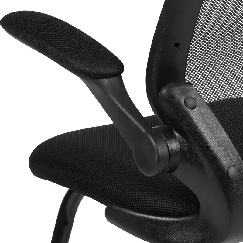 Silla de recepción lateral con base de trineo de malla negra y brazos abatibles
