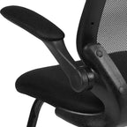 Silla de recepción lateral con base de trineo de malla negra y brazos abatibles