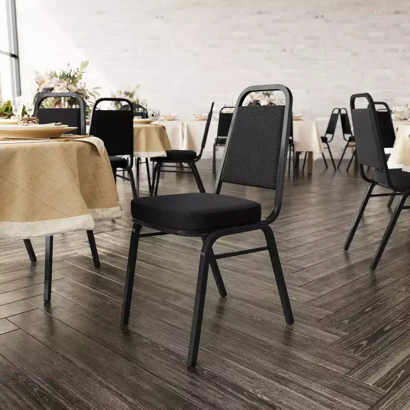 Silla de banquete apilable con respaldo trapezoidal y asiento de 6.35 cm de grosor