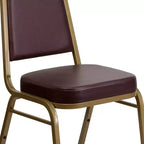 Silla de banquete apilable con respaldo trapezoidal y asiento de 6.35 cm de grosor