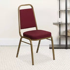 Silla de banquete apilable con respaldo trapezoidal y asiento de 6.35 cm de grosor