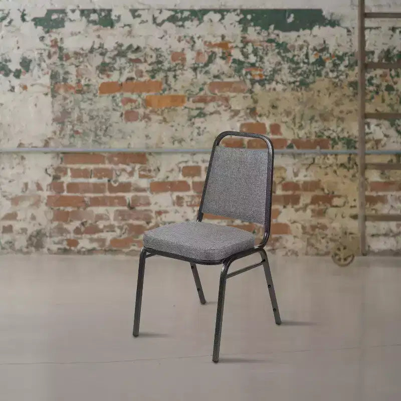 Silla de banquete apilable con respaldo trapezoidal y asiento de 6.35 cm de grosor