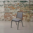 Silla de banquete apilable con respaldo trapezoidal y asiento de 6.35 cm de grosor