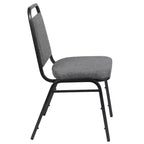 Silla de banquete apilable con respaldo trapezoidal y asiento de 6.35 cm de grosor