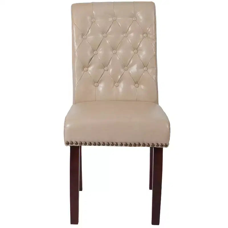 Silla de comedor Parson tapizada con respaldo enrollado, ribete de tachuelas y estructura con acabado y deslizadores de plástico para el suelo