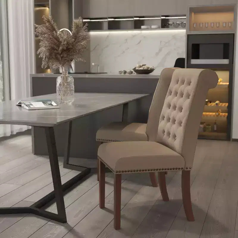 Silla de comedor Parson tapizada con respaldo enrollado, ribete de tachuelas y estructura con acabado y deslizadores de plástico para el suelo