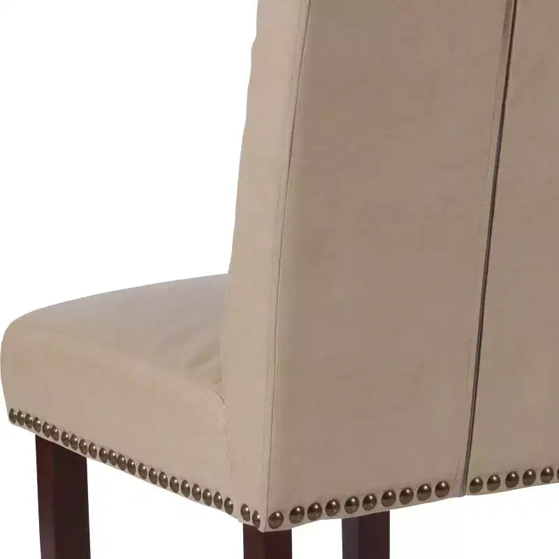 Silla de comedor Parson tapizada con respaldo enrollado, ribete de tachuelas y estructura con acabado y deslizadores de plástico para el suelo