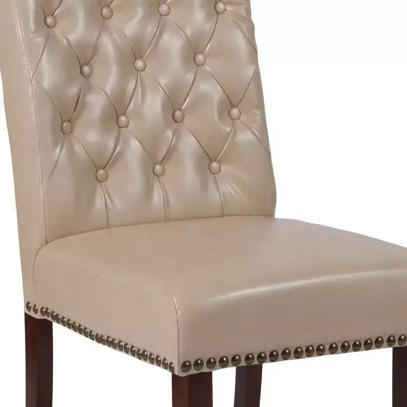 Silla de comedor Parson tapizada con respaldo enrollado, ribete de tachuelas y estructura con acabado y deslizadores de plástico para el suelo