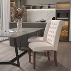 Silla de comedor Parson tapizada con respaldo enrollado, ribete de tachuelas y estructura con acabado y deslizadores de plástico para el suelo