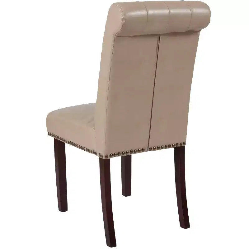 Silla de comedor Parson tapizada con respaldo enrollado, ribete de tachuelas y estructura con acabado y deslizadores de plástico para el suelo