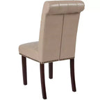 Silla de comedor Parson tapizada con respaldo enrollado, ribete de tachuelas y estructura con acabado y deslizadores de plástico para el suelo