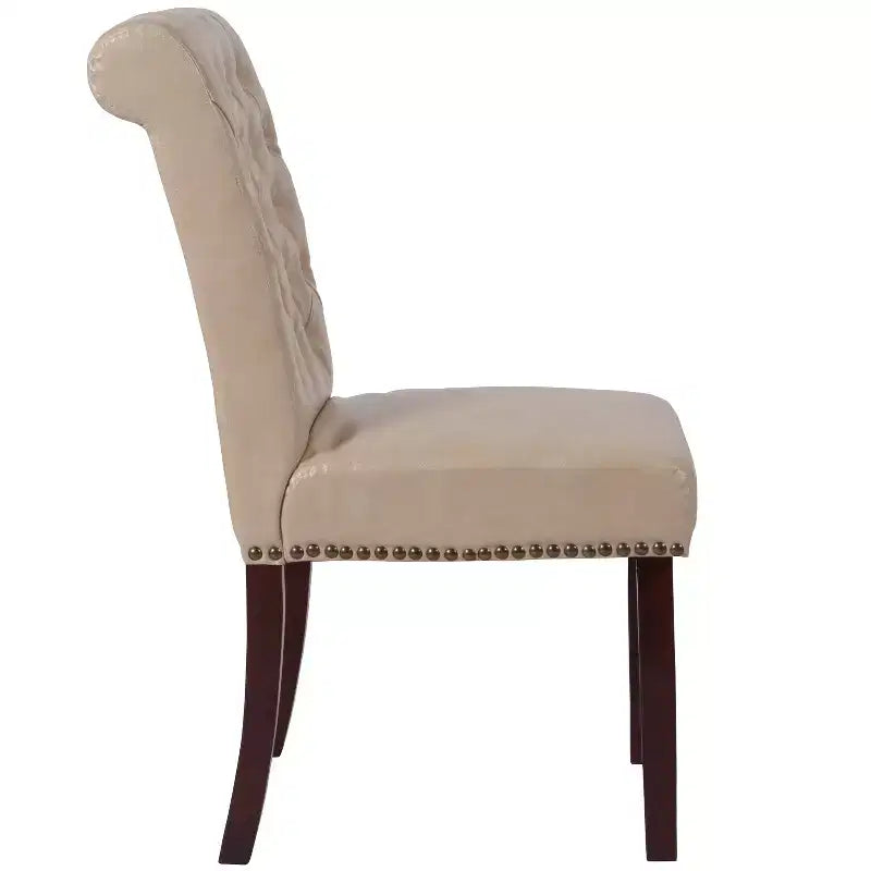 Silla de comedor Parson tapizada con respaldo enrollado, ribete de tachuelas y estructura con acabado y deslizadores de plástico para el suelo