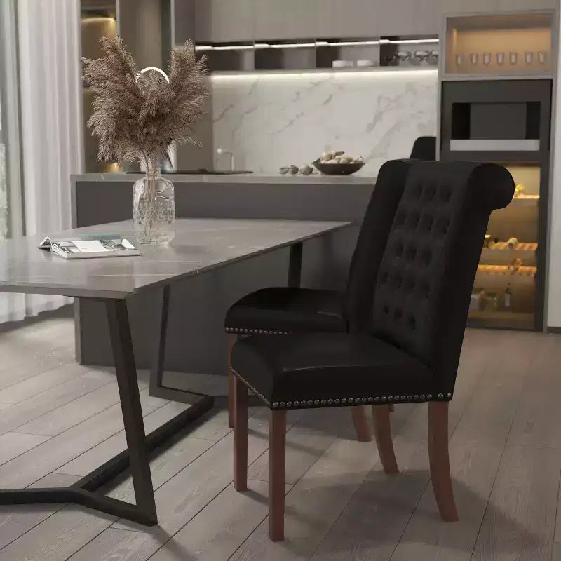 Silla de comedor Parson tapizada con respaldo enrollado, ribete de tachuelas y estructura con acabado y deslizadores de plástico para el suelo