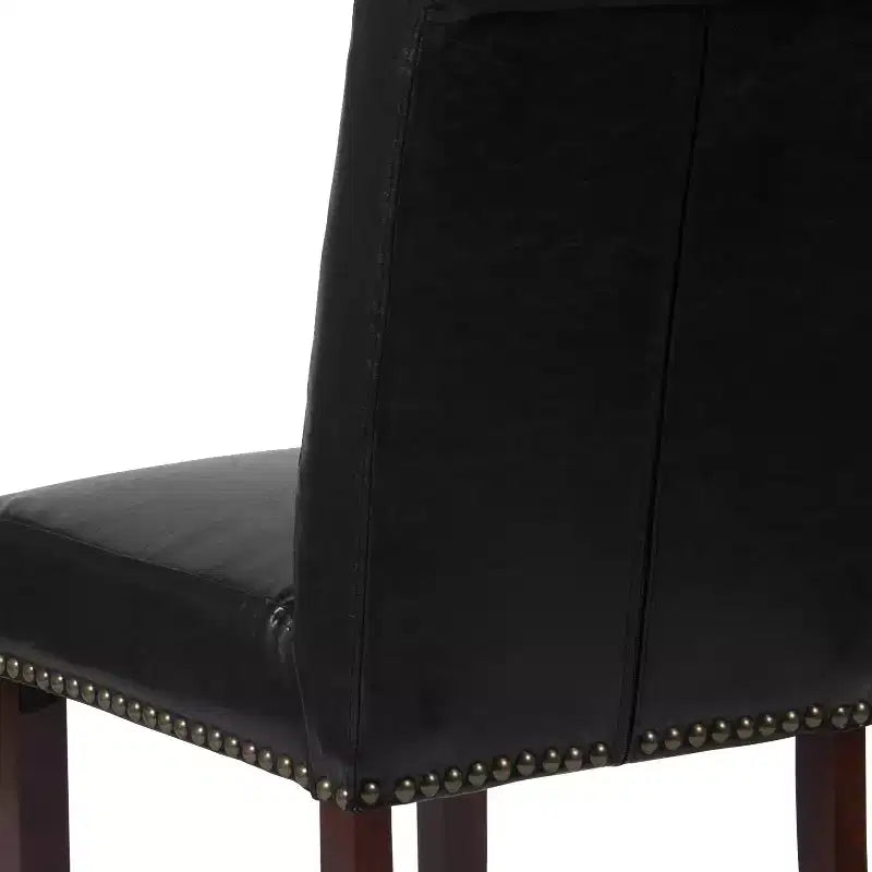 Silla de comedor Parson tapizada con respaldo enrollado, ribete de tachuelas y estructura con acabado y deslizadores de plástico para el suelo