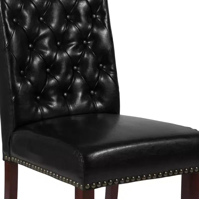 Silla de comedor Parson tapizada con respaldo enrollado, ribete de tachuelas y estructura con acabado y deslizadores de plástico para el suelo