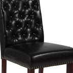 Silla de comedor Parson tapizada con respaldo enrollado, ribete de tachuelas y estructura con acabado y deslizadores de plástico para el suelo