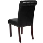 Silla de comedor Parson tapizada con respaldo enrollado, ribete de tachuelas y estructura con acabado y deslizadores de plástico para el suelo
