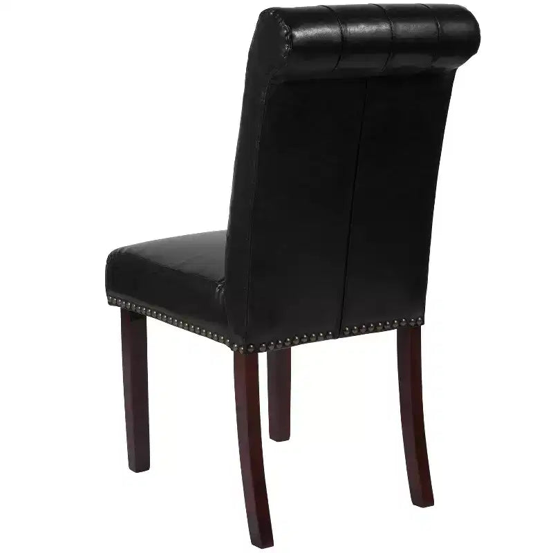 Silla de comedor Parson tapizada con respaldo enrollado, ribete de tachuelas y estructura con acabado y deslizadores de plástico para el suelo