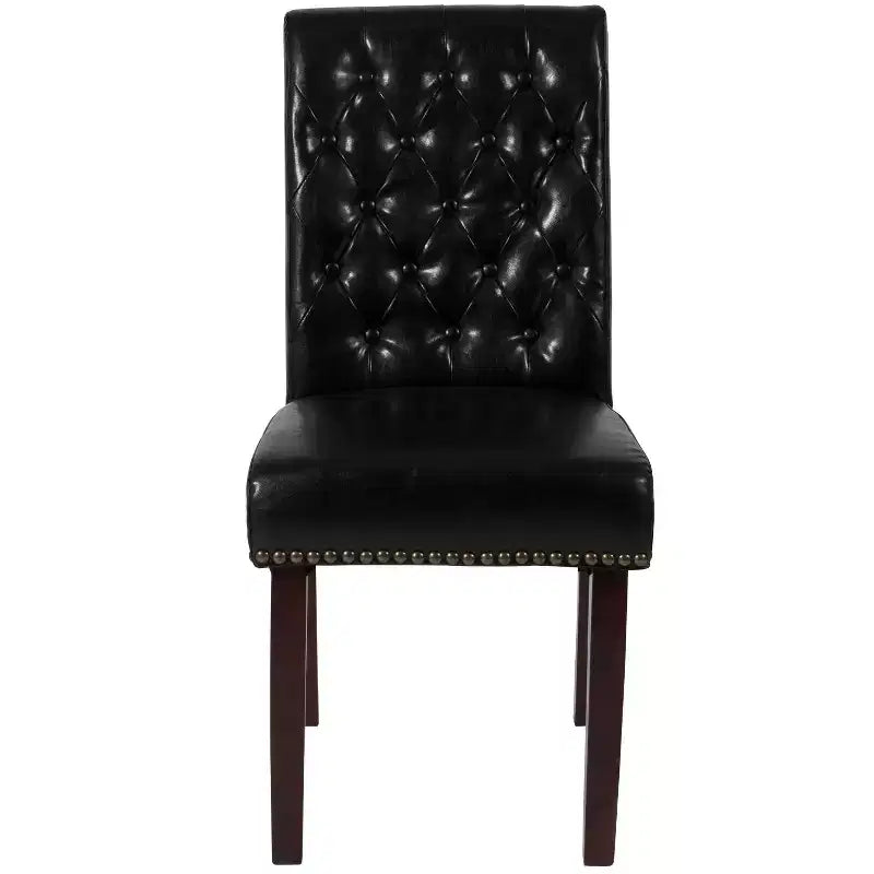 Silla de comedor Parson tapizada con respaldo enrollado, ribete de tachuelas y estructura con acabado y deslizadores de plástico para el suelo