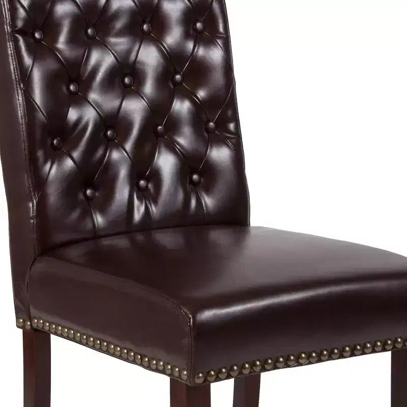 Silla de comedor Parson tapizada con respaldo enrollado, ribete de tachuelas y estructura con acabado y deslizadores de plástico para el suelo