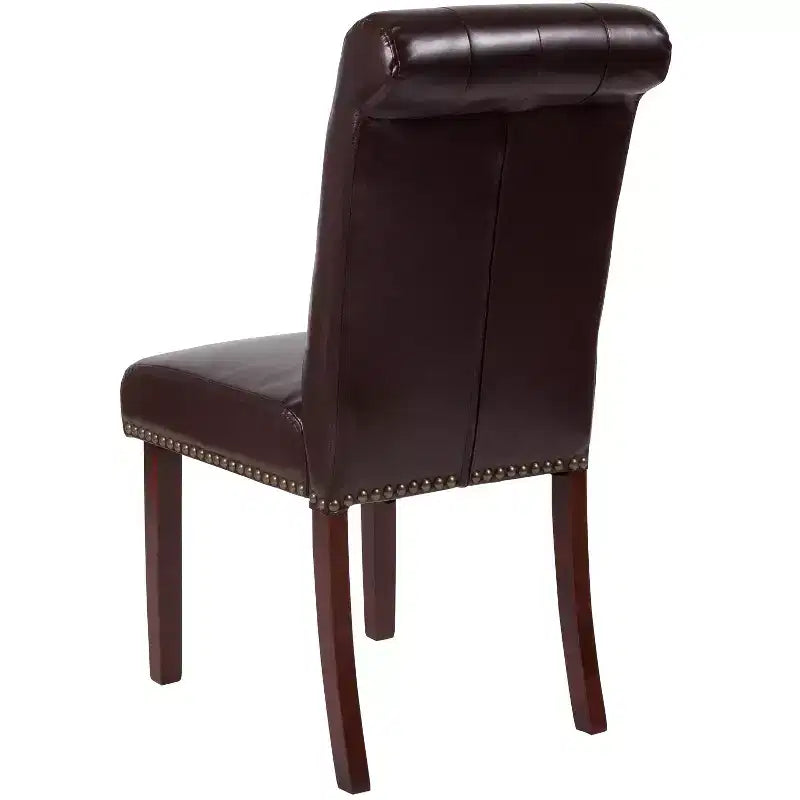 Silla de comedor Parson tapizada con respaldo enrollado, ribete de tachuelas y estructura con acabado y deslizadores de plástico para el suelo