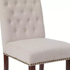 Silla de comedor Parson tapizada con respaldo enrollado, ribete de tachuelas y estructura con acabado y deslizadores de plástico para el suelo