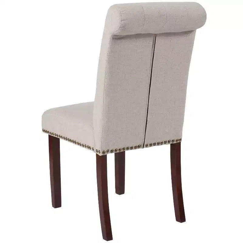 Silla de comedor Parson tapizada con respaldo enrollado, ribete de tachuelas y estructura con acabado y deslizadores de plástico para el suelo